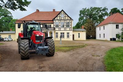 Traktor vor dem Gushaus in Tellow