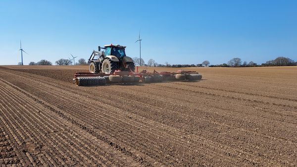 Bodenbearbeitung mit Traktor