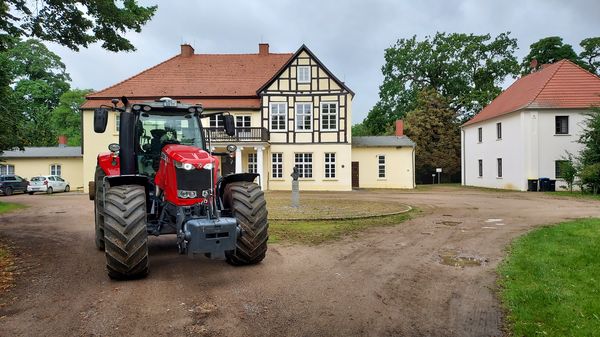 Traktor vor dem Gutshaus in Tellow